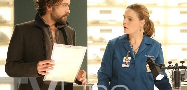 Zdjęcie z corssovera „Kości” i „Sleepy Hollow”: Ichabod i Brennan rozmawiają, a to jest takie niesamowicie dziwne