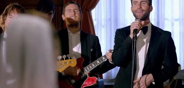 „Adam Levine Show”, inspirowany teledyskiem „Sugar”, otrzymuje zamówienie od NBC