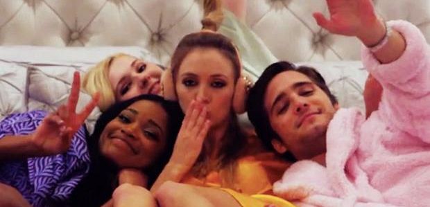Klip z „Scream Queens”: Pete dołącza do sióstr z Kappa w grze „Prawda czy wyzwanie”