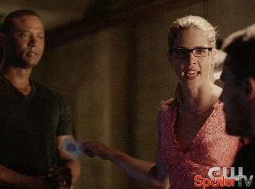 Klip z 4 sezonu „Arrow”: Felicity wkracza w waśń Olivera i Diggle'a