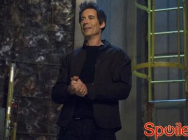 Obsada „The Flash” mówi o powrocie Harrisona Wellsa: „Jest palantem” (i nikt nie jest podekscytowany!)
