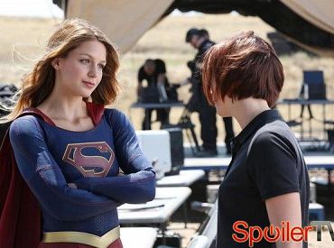 Kara staje twarzą w twarz z Reactronem w klipie z „Supergirl”