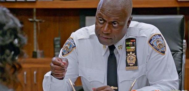 Klip z 3 sezonu „Brooklyn Nine-Nine”: Holt i Rosa ćwiczą idealne zerwanie