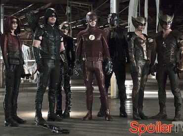 „Grupowe zdjęcie” z crossovera „Arrow” i „The Flash” ujawnione — kto się na nim znalazł?