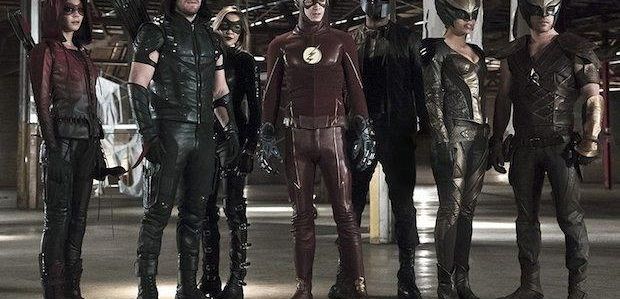„Grupowe zdjęcie” z crossovera „Arrow” i „The Flash” ujawnione — kto się na nim znalazł?