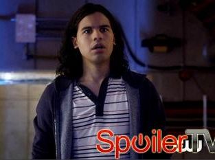 Klip z 2 sezonu „The Flash”: Cisco mierzy się z niewidzialną dr Light