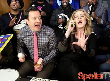 Adele śpiewa „Hello” ze szkolnymi instrumentami w „Tonight Show
