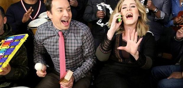 Adele śpiewa „Hello” ze szkolnymi instrumentami w „Tonight Show