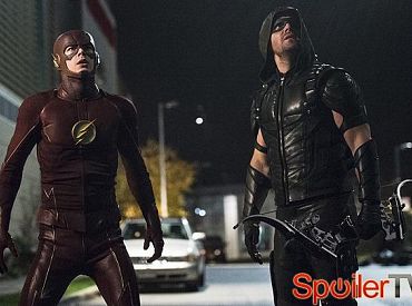 Zdjęcia z crossovera „Arrow” i „Flash”: Barry i jego koledzy trafiają do Star City, Oliver ma broń