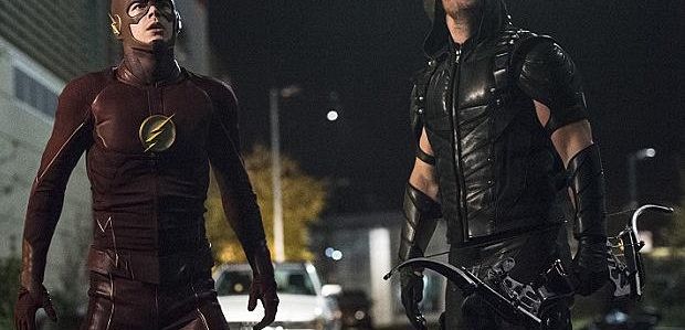 Zdjęcia z crossovera „Arrow” i „Flash”: Barry i jego koledzy trafiają do Star City, Oliver ma broń