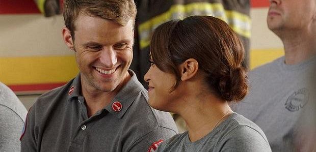 Szefowie „Chicago Fire” bronią zwrotu akcji z ciążą Dawson, mówią o przyszłości pary