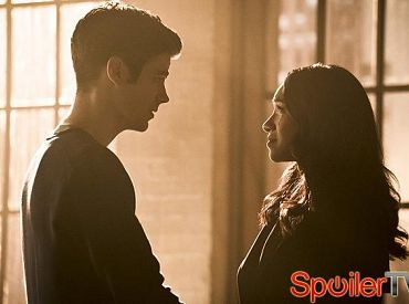 Zdjęcia z jesiennego finału 2 sezonu „The Flash”: Dlaczego Iris płacze? Plus: Debiut Wally’ego Westa!