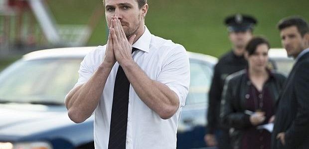 Zdjęcia z jesiennego finału 4 sezonu „Arrow”: Śmiertelny obrót? Plus: Lance i mama Smoak się zbliżają