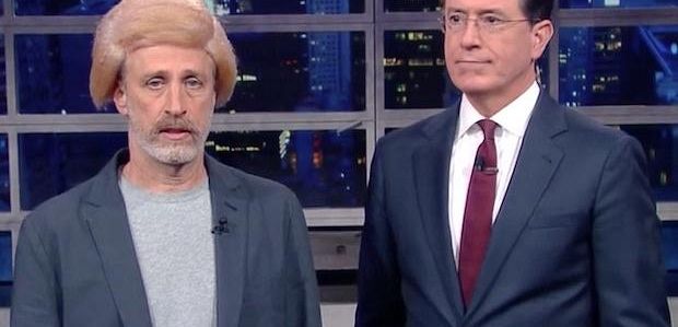 Jon Stewart przemienia się w Donalda Trumpa w czasie wizyty u Colberta