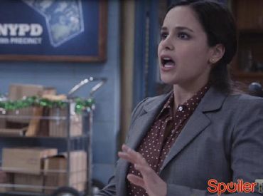 Klip z 3 sezonu „Brooklyn Nine-Nine”: Świąteczny prezent Santiago dla Holta powoduje zamieszanie