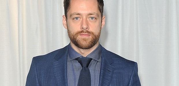 Richard Rankin obsadzony jako Roger w 2 sezonie 