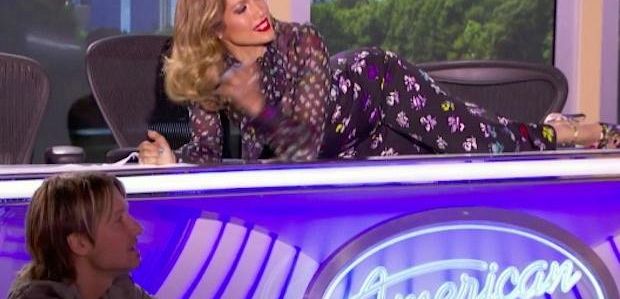 Klip z 15 sezonu „American Idol”: Jennifer Lopez pręży swoje jurorskie muskuły