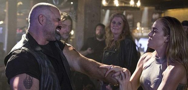 Zdjęcia z premiery „Legends of Tomorrow”: Sara wdaje się w bójkę w barze w latach 70.