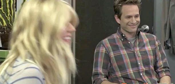 Glenn Howerton chichocze w klipie z „U nas w Filadelfii