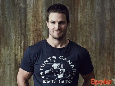 Stephen Amell nie opuszcza Arrow