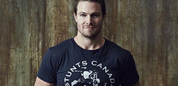 Stephen Amell nie opuszcza 