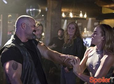 Klip z premiery „Legends of Tomorrow”: Sara pakuje się w walkę w barze w latach 70.