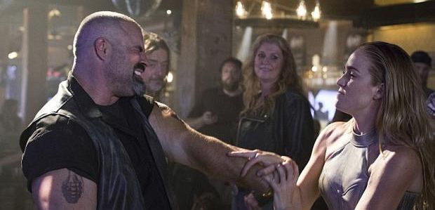 Klip z premiery „Legends of Tomorrow”: Sara pakuje się w walkę w barze w latach 70.