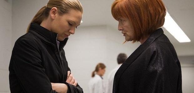 „Fringe” stało się „chłopięcym serialem” po rozpoczęciu z kobiecą bohaterką, mówi Blair Brown