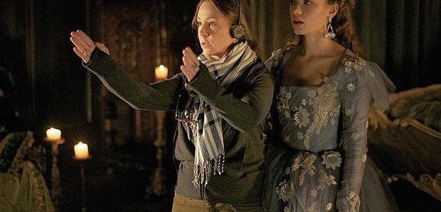 Megan Follows zapowiada swój „ekscytujący” reżyserski debiut w „Reign”, lamentuje nad stratą swojego ekranowego syna