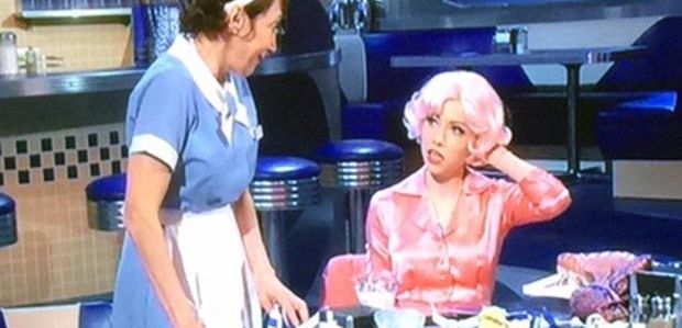 Oryginalna Frenchy, Didi Conn, pojawiła się w scenie z Carly Rae Jepsen w „Grease: Live