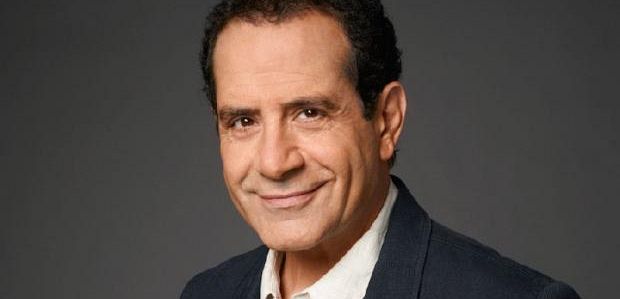 Tony Shalhoub dołączył do dramatu CBS „BrainDead”