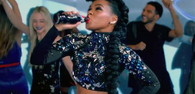 Janelle Monáe tańczy przez wieki w reklamie Pepsi na Super Bowl