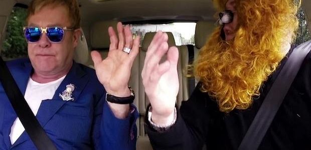 Corden wykonuje karaoke z Eltonem Johnem i odtwarza kultową reklamę z Super Bowl