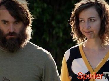 Klip z 2 sezonu „Last Man on Earth”: Hm… Dlaczego Carol całuje Todda?!