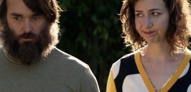 Klip z 2 sezonu „Last Man on Earth”: Hm… Dlaczego Carol całuje Todda?!