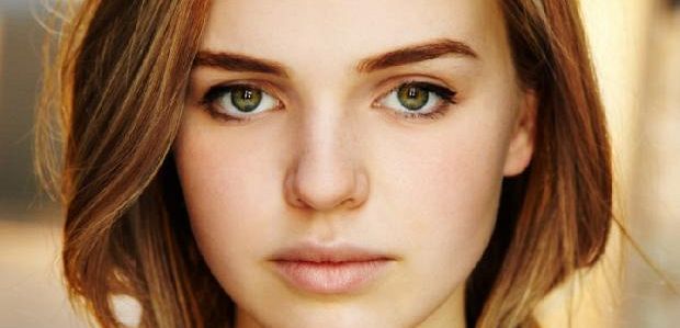 Odessa Young zagra w odcinku pilotowym „When The Street Lights Go On”