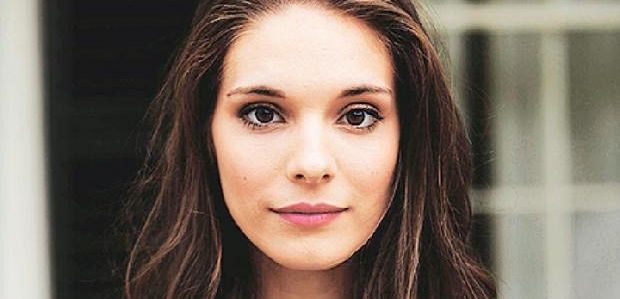 Caitlin Stasey pojawi się w odcinku pilotowym 