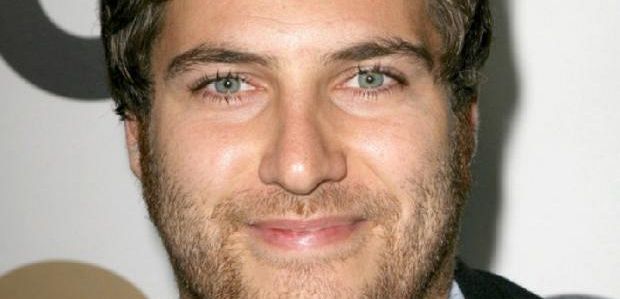 Adam Pally rozwija komedię dla Hulu opartą na koncie na Twitterze