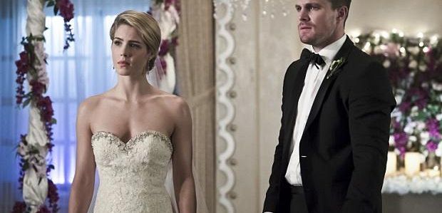 Zdjęcia z 4 sezonu „Arrow”: Cupid niszczy ślub Olivera i Felicity, Laurel sądzi Darhka