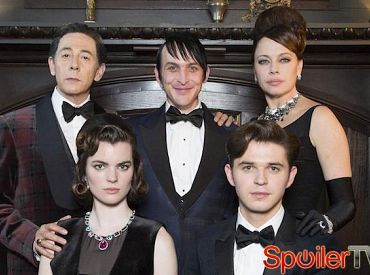 Klip z 2 sezonu „Gotham”: Nowa rodzina Pingwina serwuje… intensywny obiad