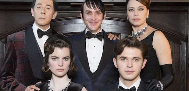 Klip z 2 sezonu „Gotham”: Nowa rodzina Pingwina serwuje… intensywny obiad