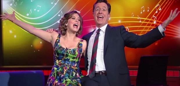Rachel Blooom i Colbert dowodzą, że wszystko może być musicalem w „Late Show”
