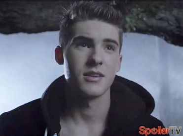 Cody Christian wyjaśnia: Theo nie zginął w Nastoletnim wilkołaku