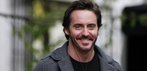 Charles Mesure dołączył do dramatu 