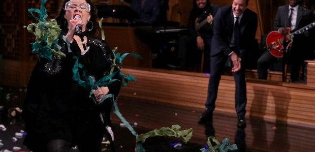 Melissa McCarthy pokonuje Fallona w bitwie na poruszanie ustami w „Tonight Show