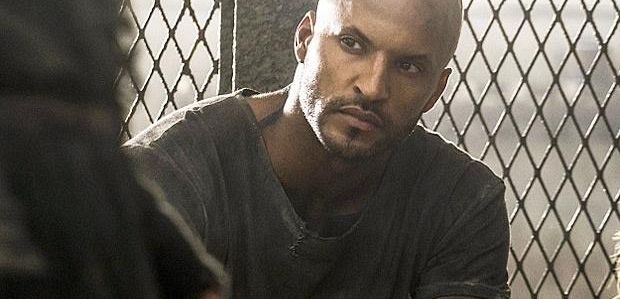 Ricky Whittle z „The 100” twierdzi, że był nękany w serialu, mówi o głupiej śmierci Lexy — szef serialu odpowiada