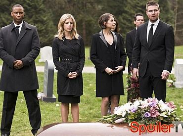 Pierwsze spojrzenie na „Arrow”: Emocjonalny pogrzeb Laurel sprowadza wiele osób