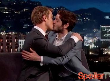 Theon i Ramsey z „Gry o tron” (dosłownie!) całują się u „Kimmela”