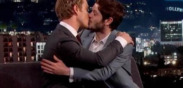 Theon i Ramsey z „Gry o tron” (dosłownie!) całują się u „Kimmela”