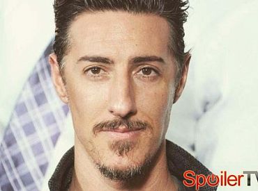 Eric Balfour i Warren Littlefield rozwijają adaptację powieści „These Brojen Stars”